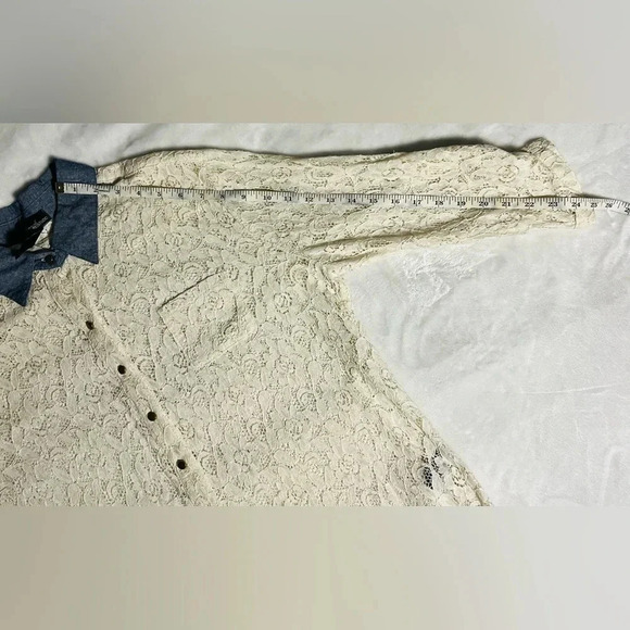 Signature Studio Lace Button-Up Top - Picture 5 of 7